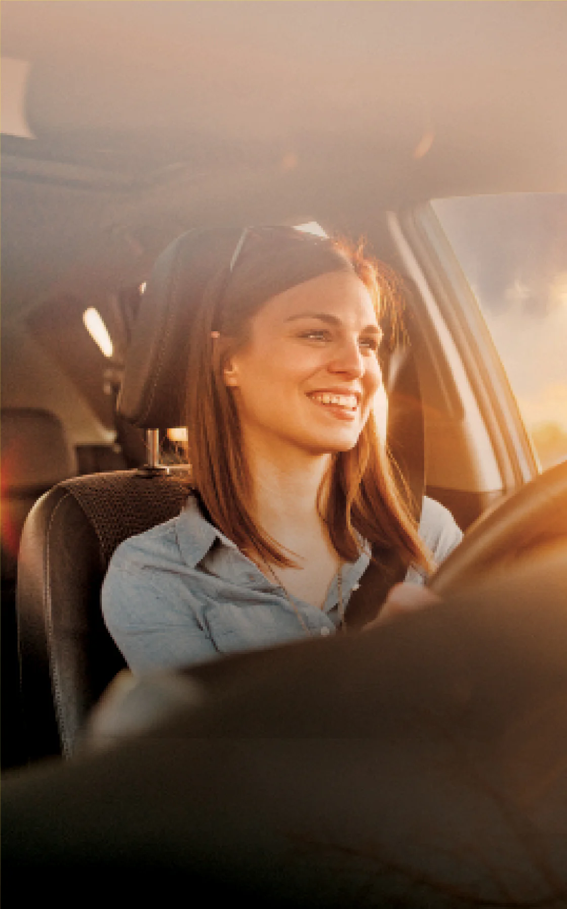 Mulher sorridente no volante dirigindo.
